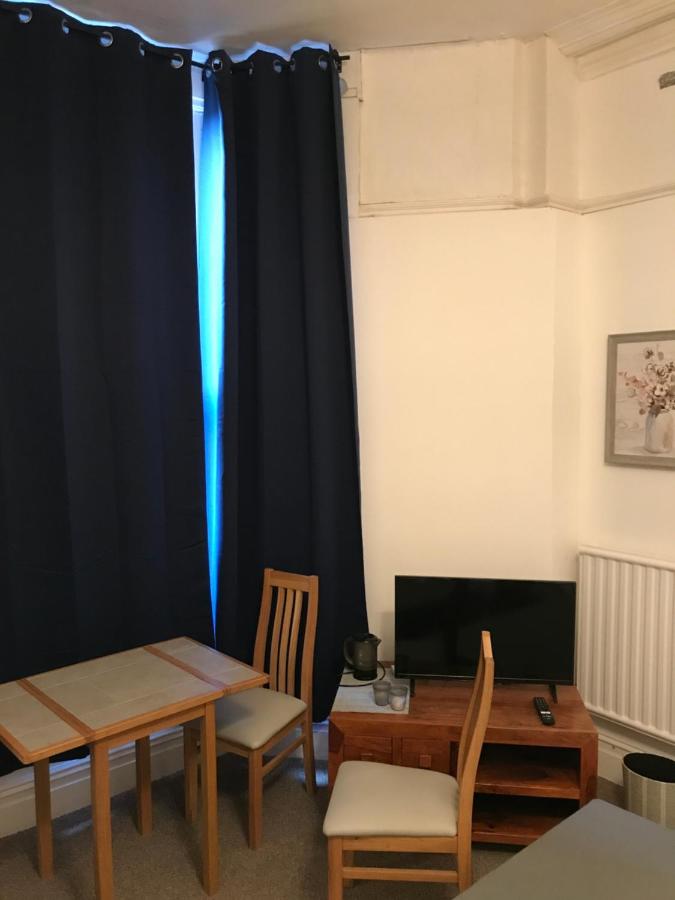 Budget room en-suite 8mins walk to Singleton Hospital, R3