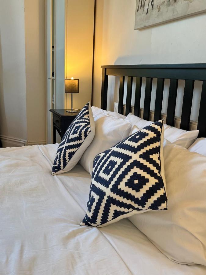 Budget room en-suite 8mins walk to Singleton Hospital, R3