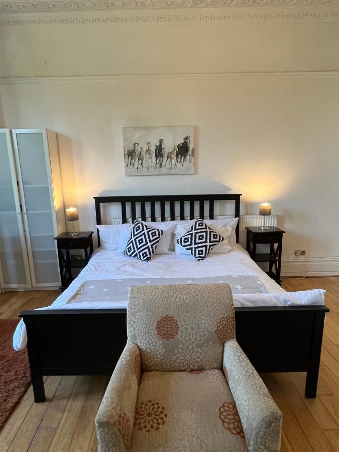 Budget room en-suite 8mins walk to Singleton Hospital, R3