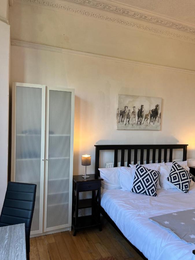 Budget room en-suite 8mins walk to Singleton Hospital, R3