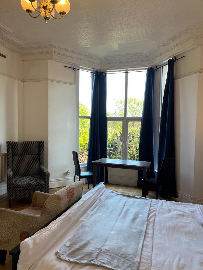 Budget room en-suite 8mins walk to Singleton Hospital, R3