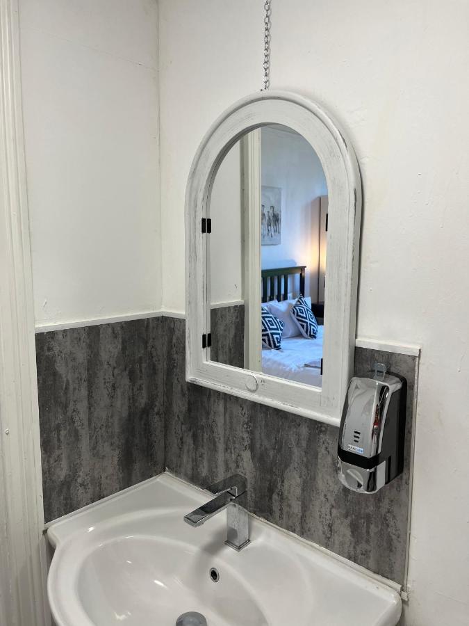 Budget room en-suite 8mins walk to Singleton Hospital, R3