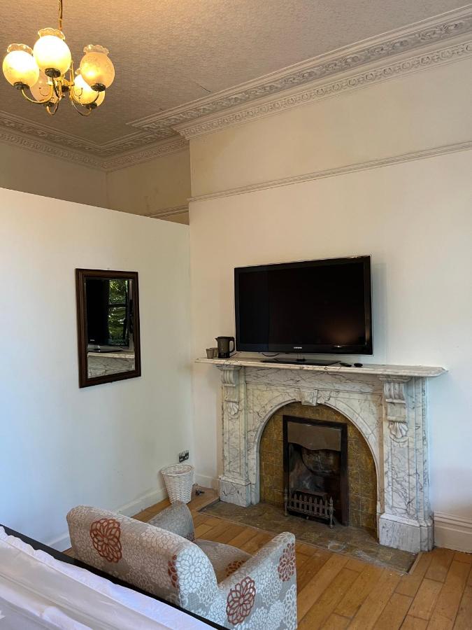 Budget room en-suite 8mins walk to Singleton Hospital, R3