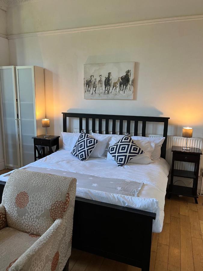 Budget room en-suite 8mins walk to Singleton Hospital, R3