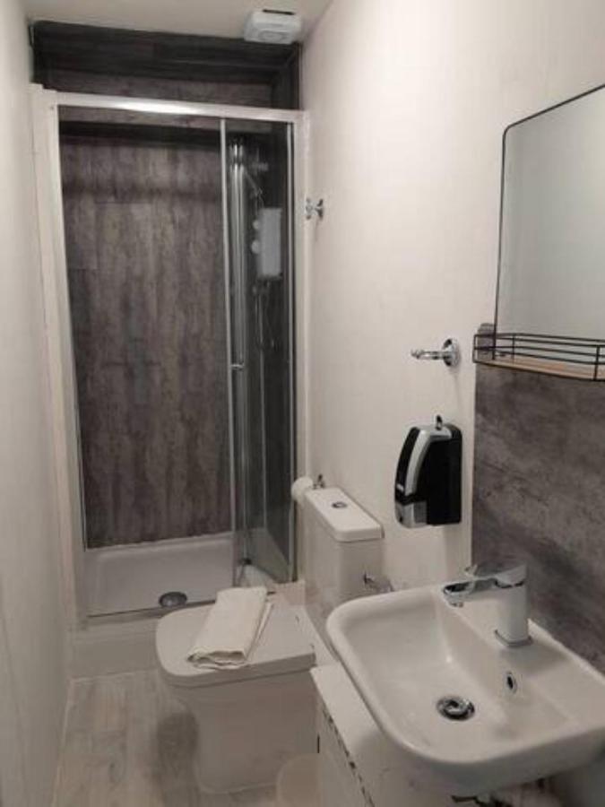 Ensuite room Sketty R8