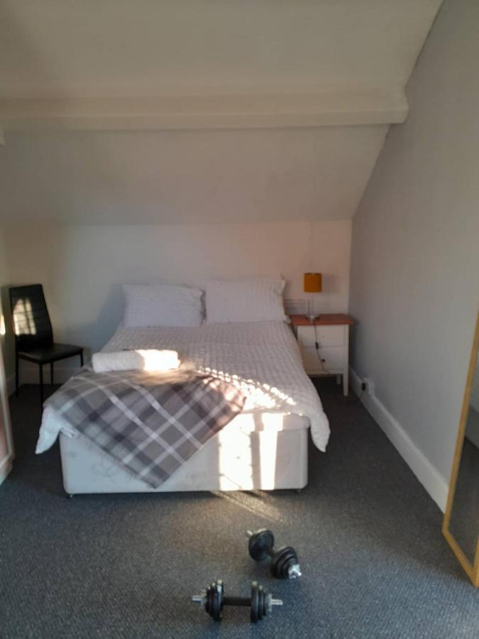 Large Loft room share bathroom R9