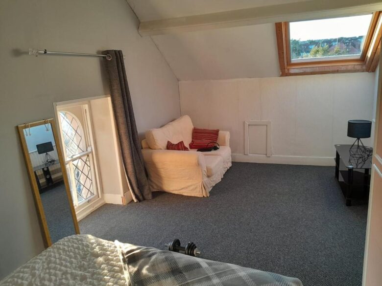Large Loft room share bathroom R9