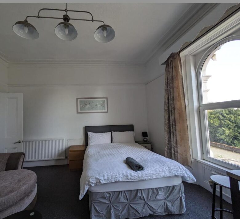 Budget room en-suite 8mins walk to Singleton Hospital, R3