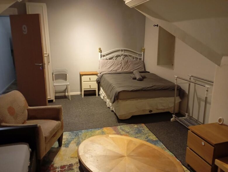 Large Loft room share bathroom R9