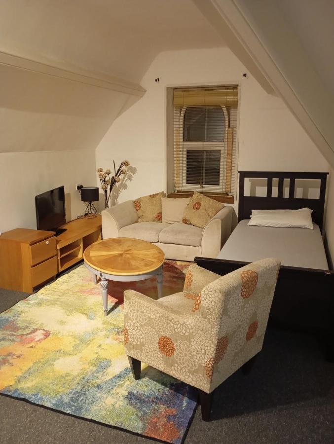 Large Loft room share bathroom R9