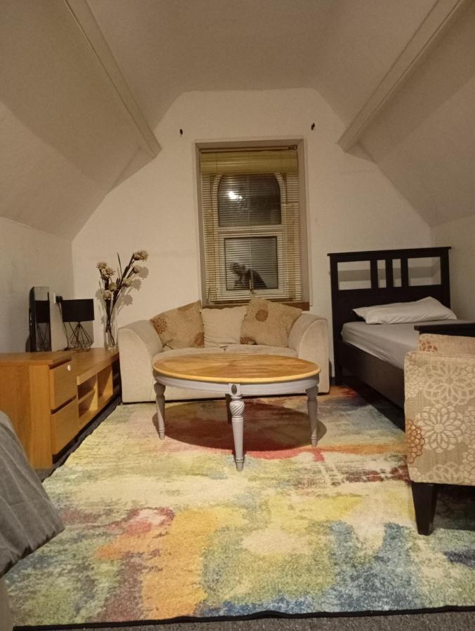 Large Loft room share bathroom R9